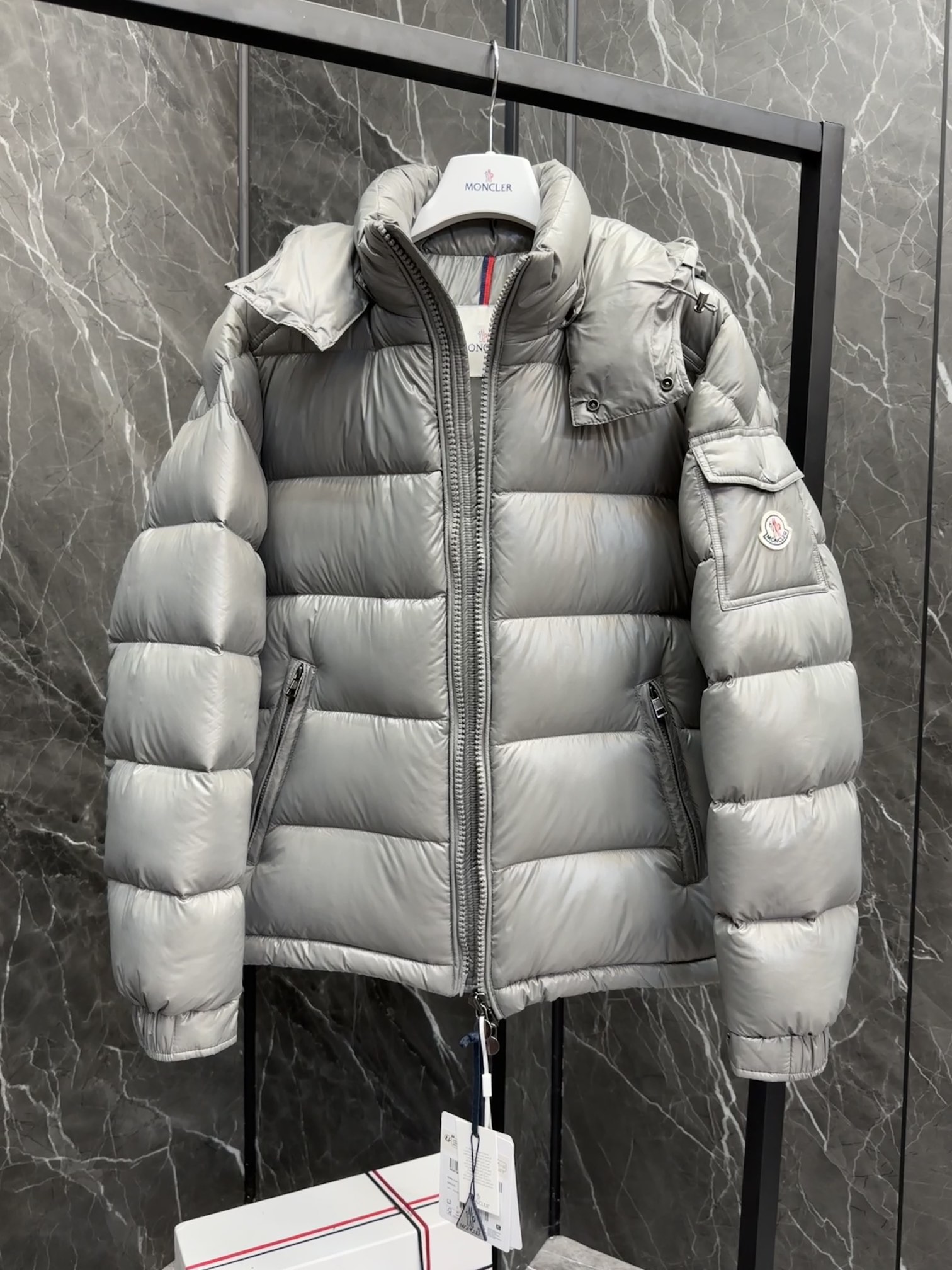 【公式認定ストア】MONCLER MAYA 限定グレー モンクレール 定番ダウンコート 限定発売中！爆買い！即完売必至 