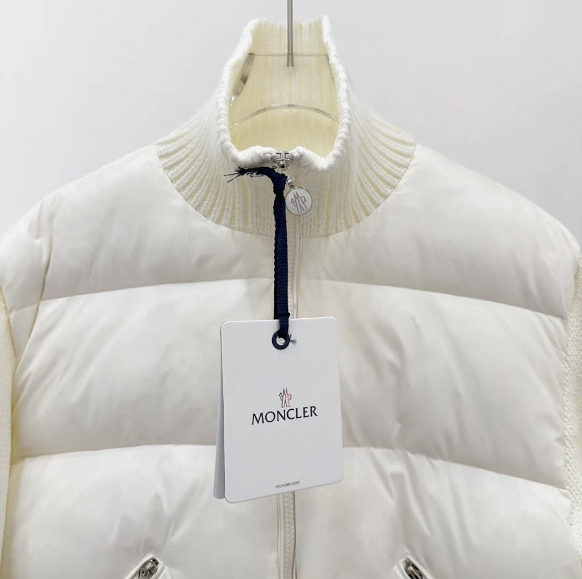 【人気商品】MONCLERレディース ウールハイネックショート丈ダウンジャケット 無地