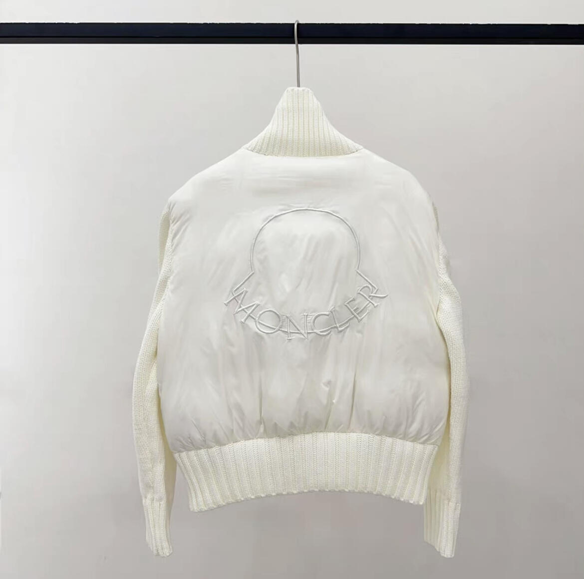 【人気商品】MONCLERレディース ウールハイネックショート丈ダウンジャケット 無地