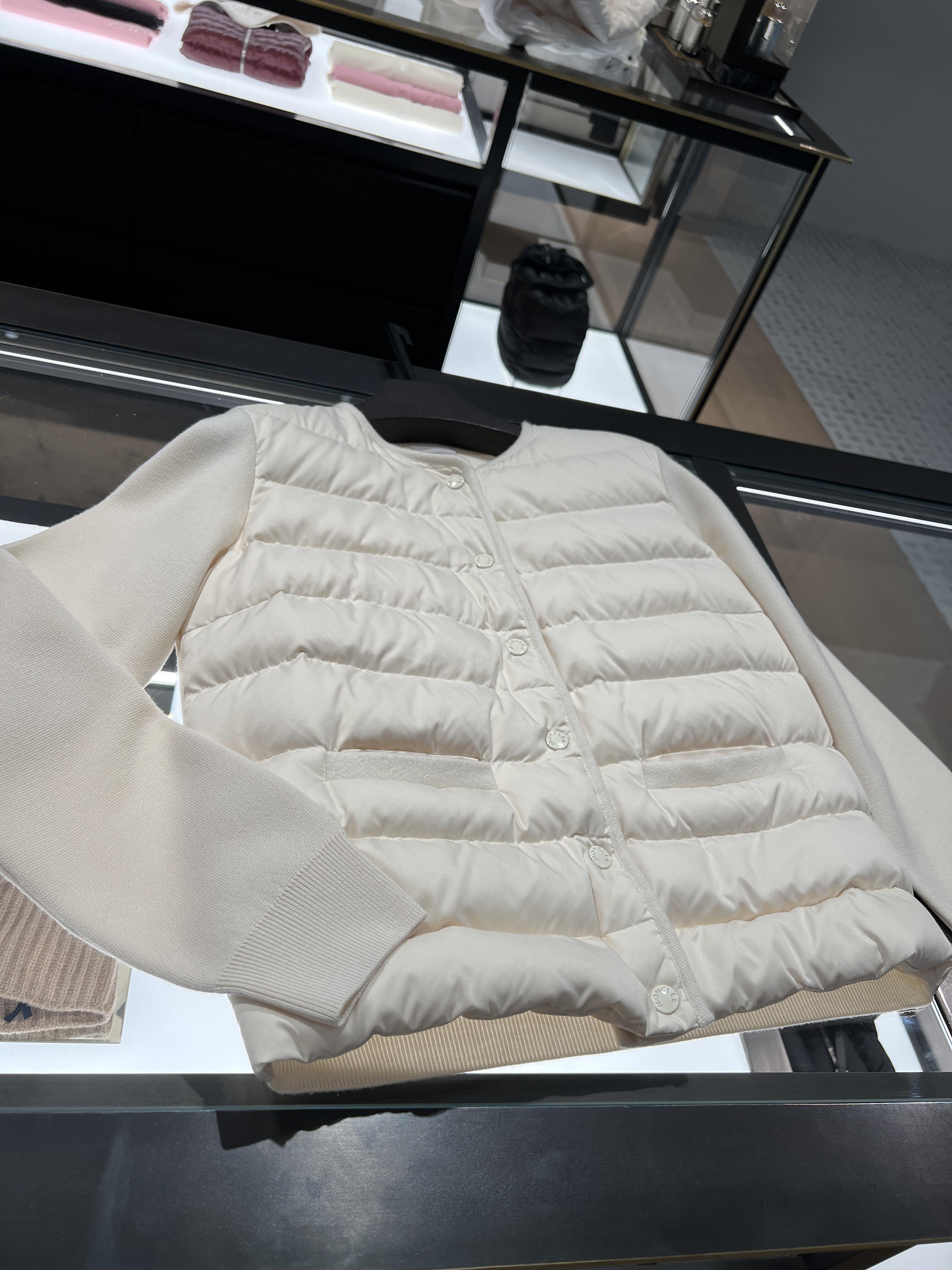 【人気商品】MONCLERレディース ウールハイネックショート丈ダウンジャケット 無地