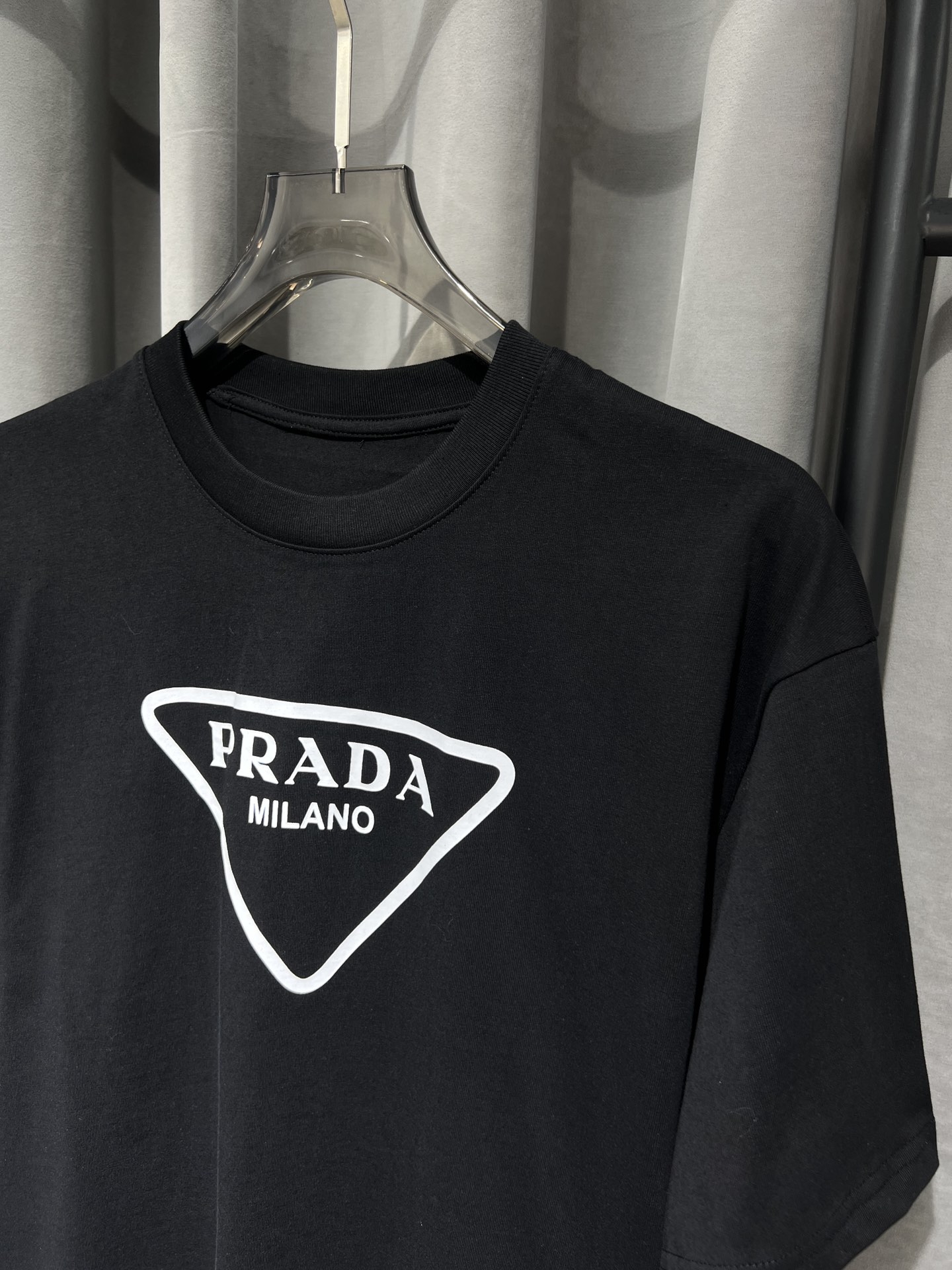 【PRADA 公式旗艦店】プラダ Tシャツご好評に付き再入荷！