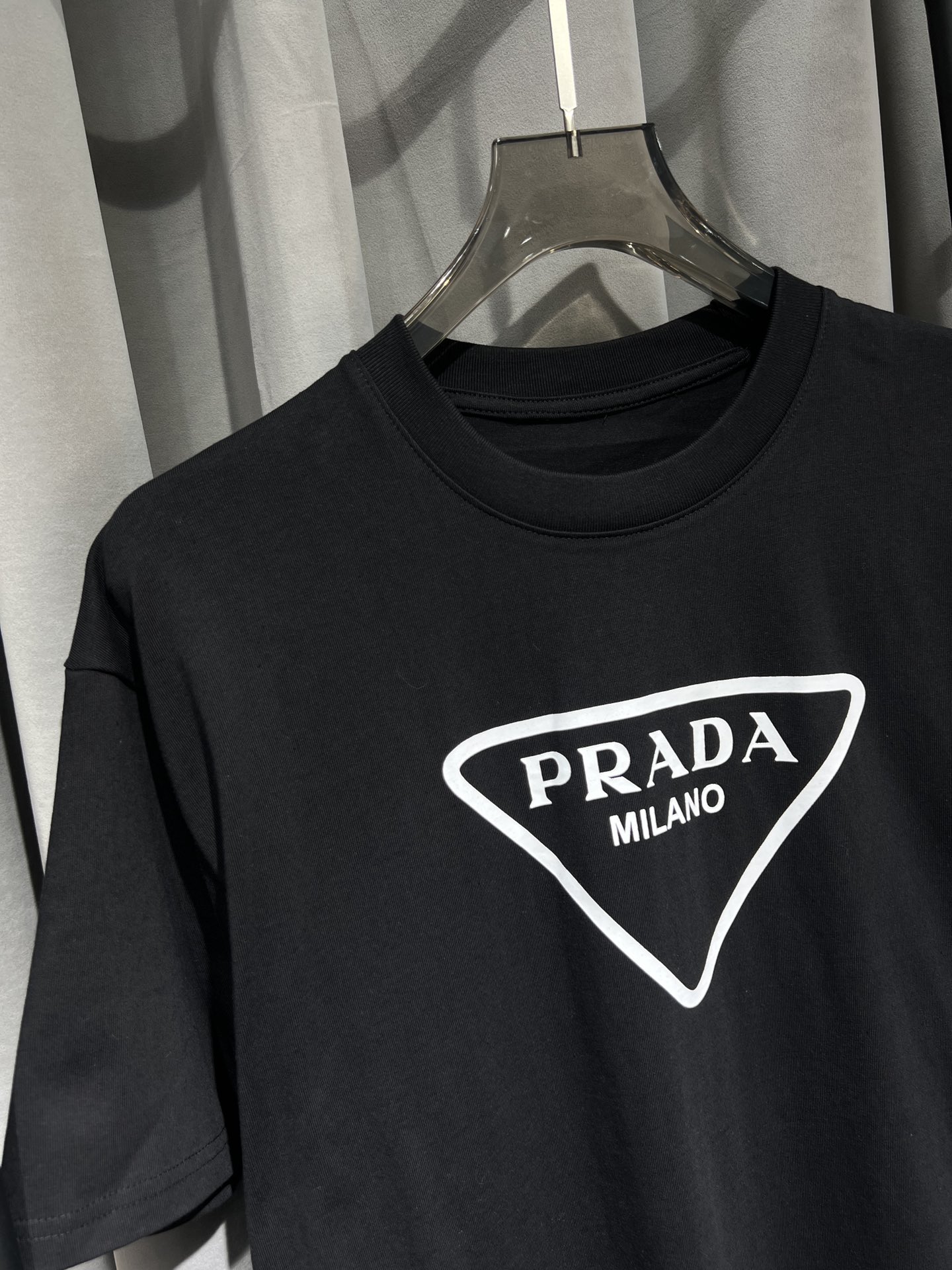【PRADA 公式旗艦店】プラダ Tシャツご好評に付き再入荷！