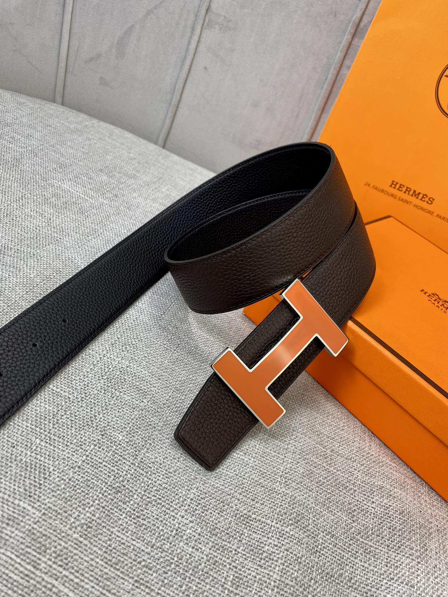 HERMES 両面カーフスキン、上質なスチール製ハードウェア、エナメルバックル、リバーシブル