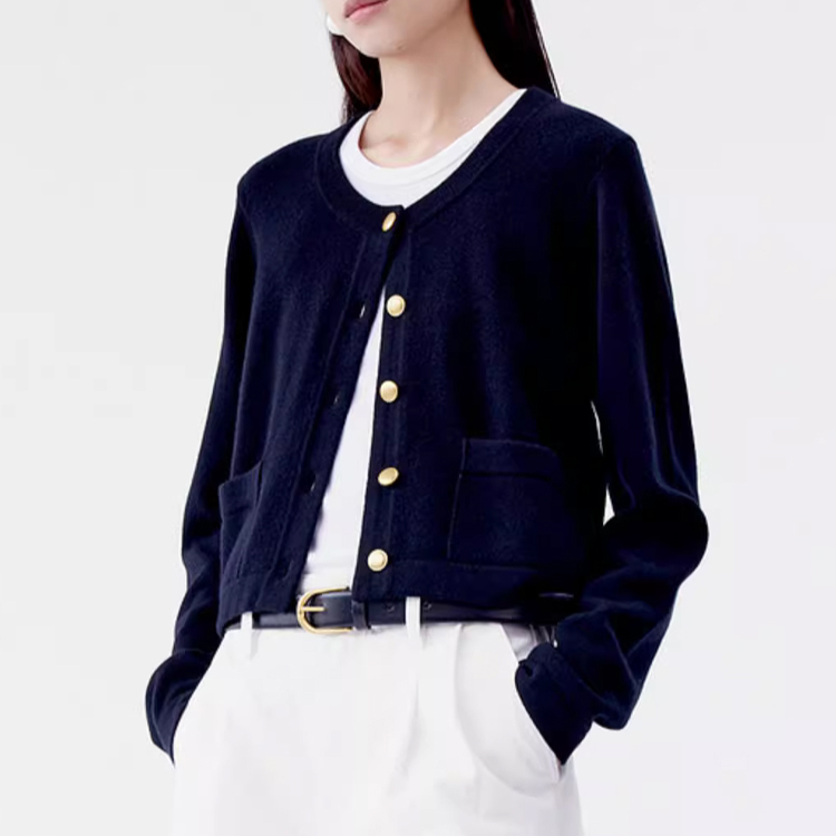 เสื้อคาร์ดิแกนคอกลมสไตล์ชาแนล