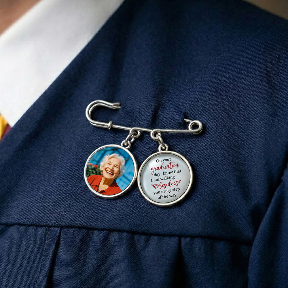 Abschlussfeier – Wir Begleiten Dich Auf Jedem Schritt – Personalisierte Anstecknadel Mit Fotoanhänger - MyFaceBoxerDE