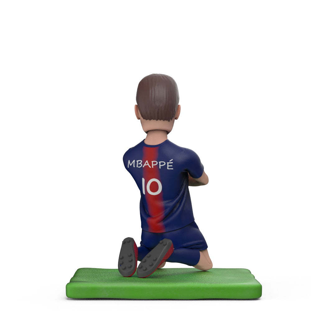 Le Joueur De Football Mbappé Célèbre Son Score Avec Les Bras Autour D'une Figurine Personnalisée Avec Un Texte Gravé - Mug Personnalisé