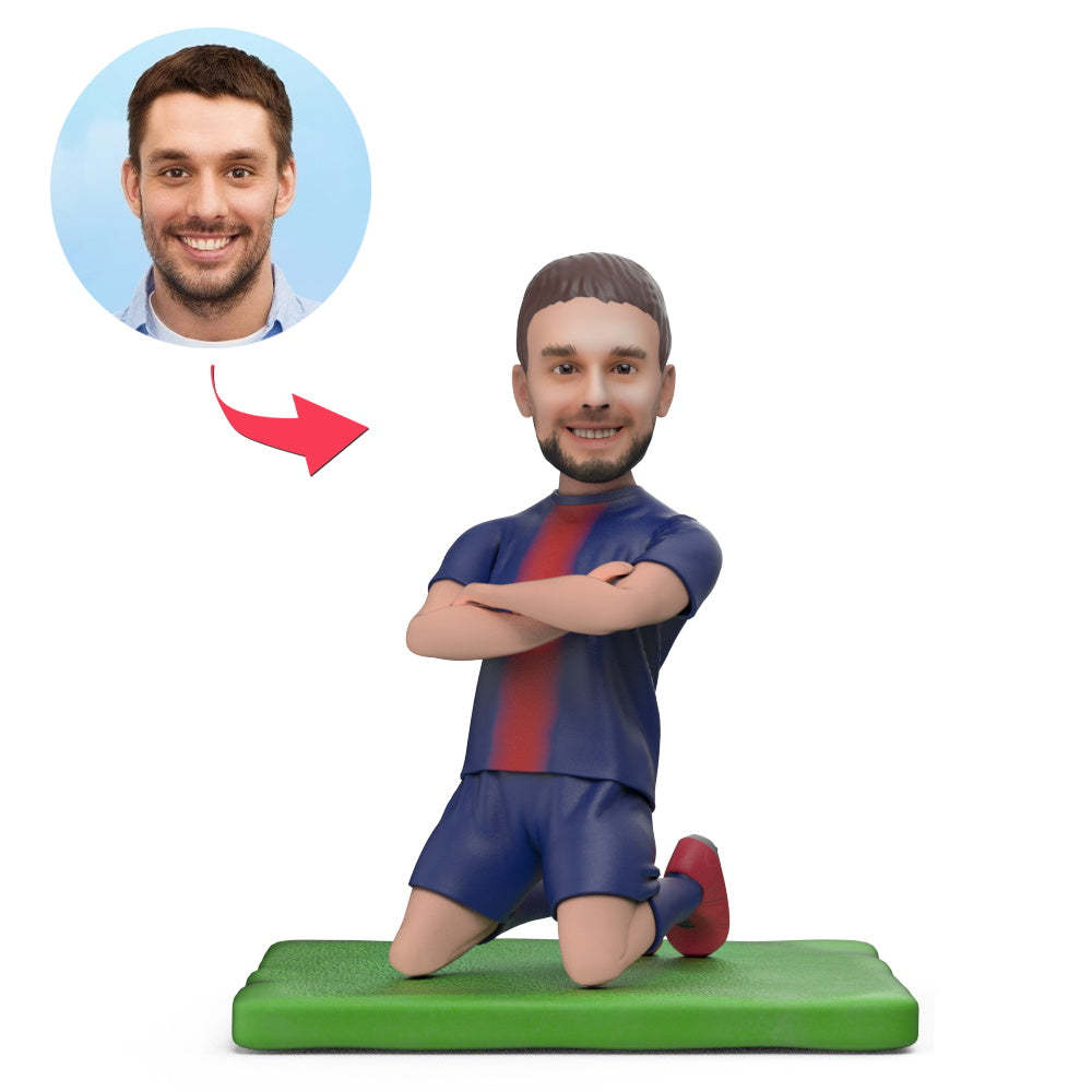 Le Joueur De Football Mbappé Célèbre Son Score Avec Les Bras Autour D'une Figurine Personnalisée Avec Un Texte Gravé - Mug Personnalisé