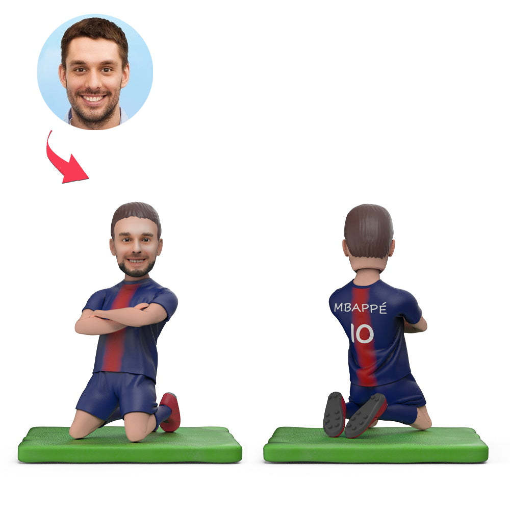 Le Joueur De Football Mbappé Célèbre Son Score Avec Les Bras Autour D'une Figurine Personnalisée Avec Un Texte Gravé - Mug Personnalisé