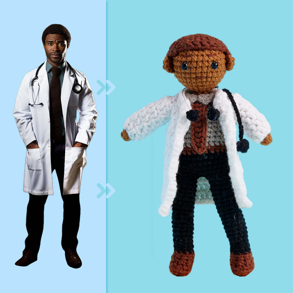 Corps Complet Personnalisable 1 Personne Poupée Au Crochet Personnalisée Cadeaux Personnalisés Mini Poupées Tissées À La Main - Docteur - Mug Personnalisé