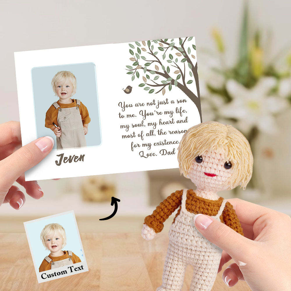 À Mon Fils Poupée Au Crochet Personnalisée À Partir De Photos Poupées Ressemblant À La Main Avec Carte De Nom Personnalisée - Mug Personnalisé