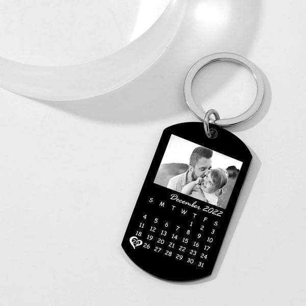 Vatertagsgeschenk: Personalisierter Schlüsselanhänger Mit Schwarzem Filter Und Fotokalender – Einzigartiges Design - MeineFotoTassen