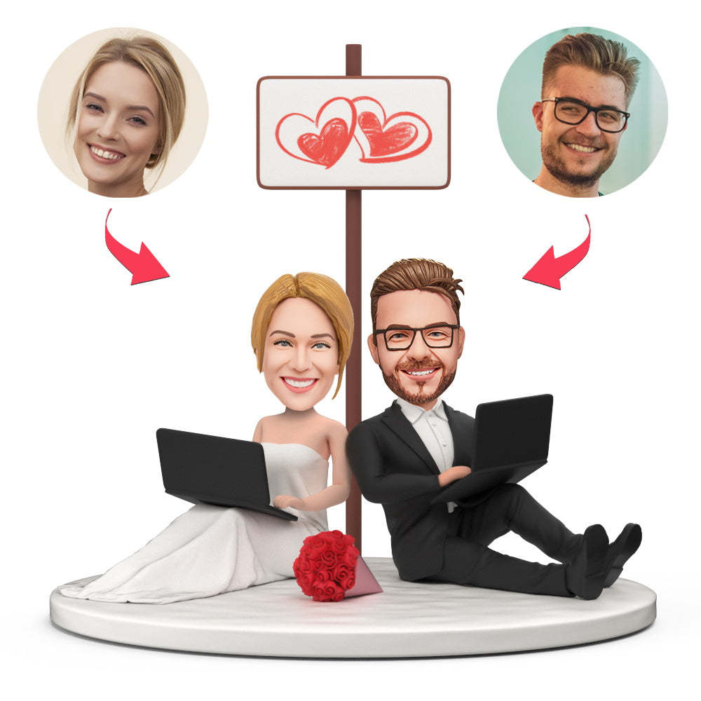Wedding Couple Sitting Holding Laptop Custom Bobblehead with Engraved Text - MeineFotoTassen