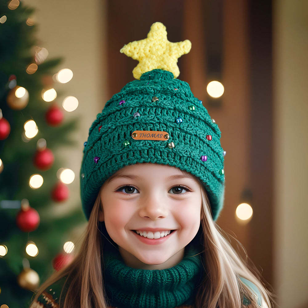 Benutzerdefinierte Weihnachts-häkelmütze, Personalisierter Lederaufnäher, Weihnachtsbaum-häkelmütze, Weihnachtsgeschenke Für Liebhaber - MeineFotoTassen