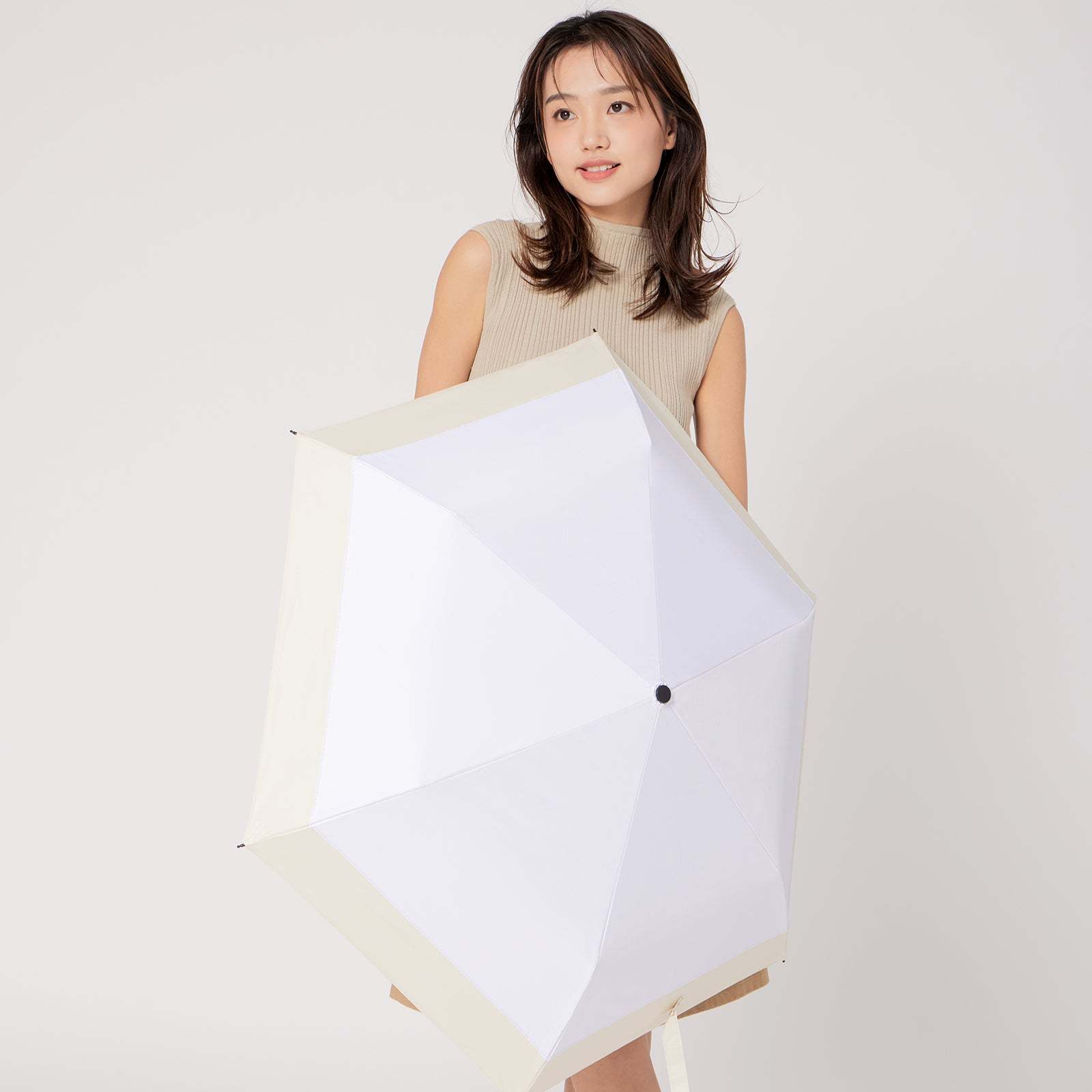 日焼けを防ぎながら、雨の日も快適に過ごすための傘。傘 安全