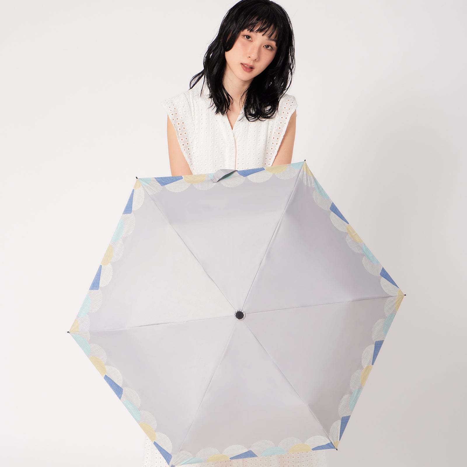 傘 軽量、女性にも手軽に持ち運べます。