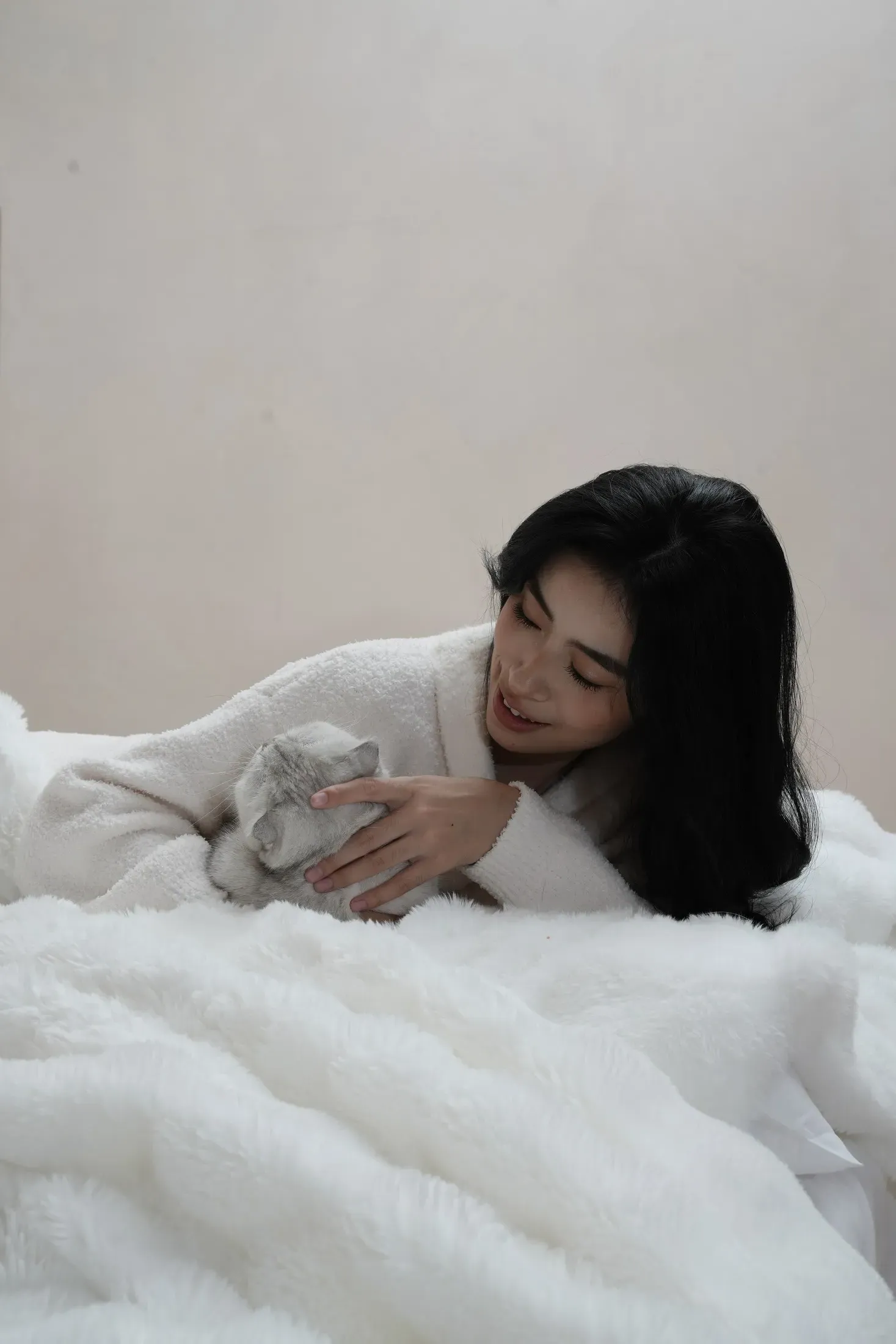 白い毛布の上で猫とくつろぐ秋の室内風景