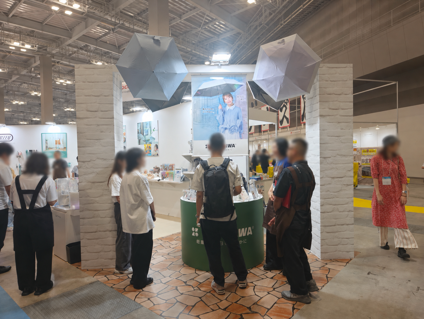 KONCIWA展示ブースを訪れる来場者（顔をぼかし加工済み）