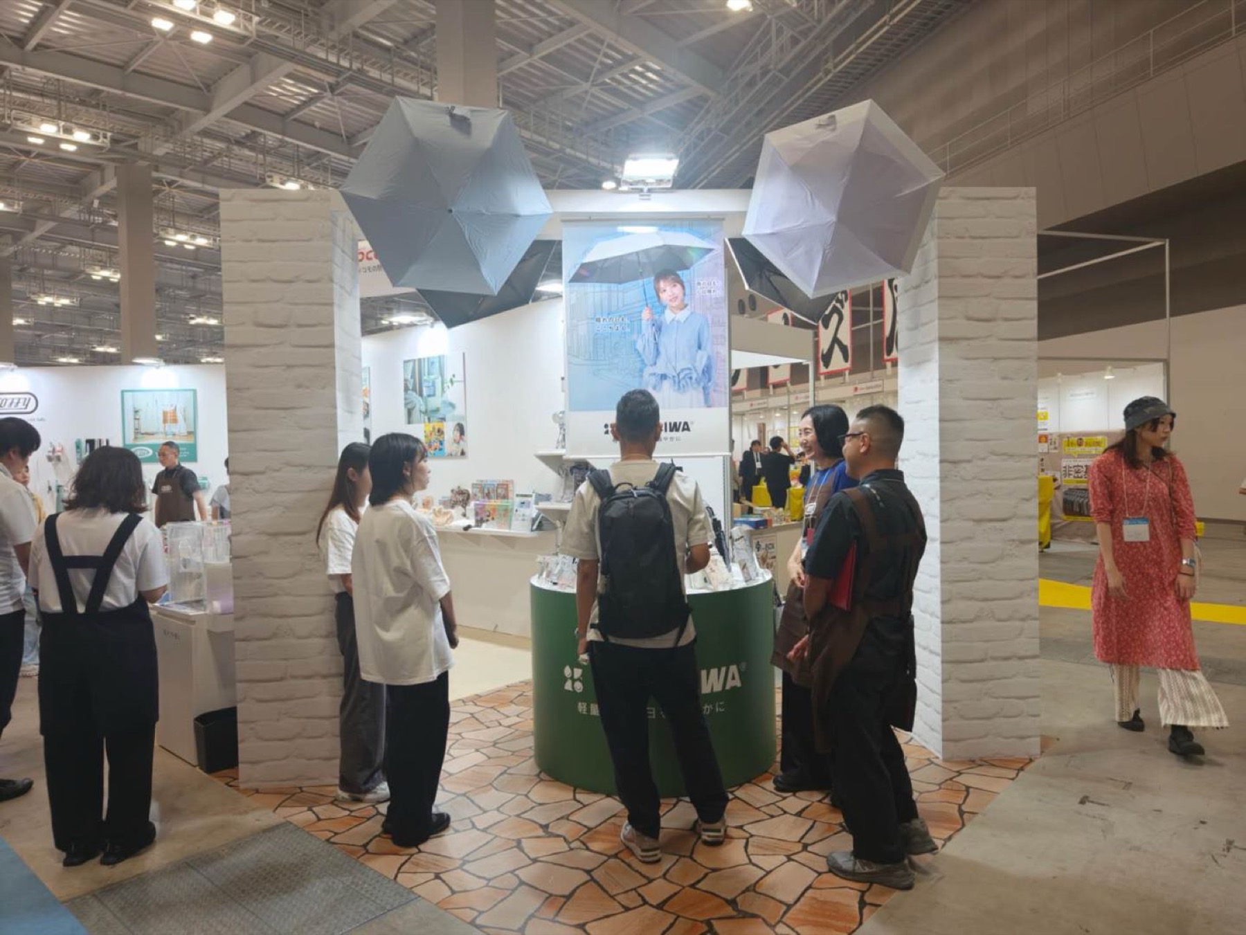 東京ギフト・ショーのKONCIWAブースで商品を見る来場者