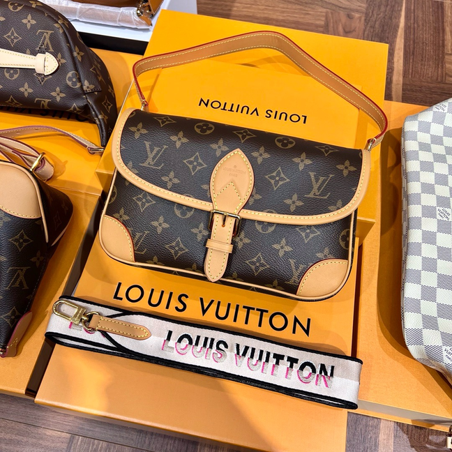 LV 路易威登 DIANE系列 經典 老花 腋下包 法棍包 肩背 斜挎包 粉M45985 黑M4604