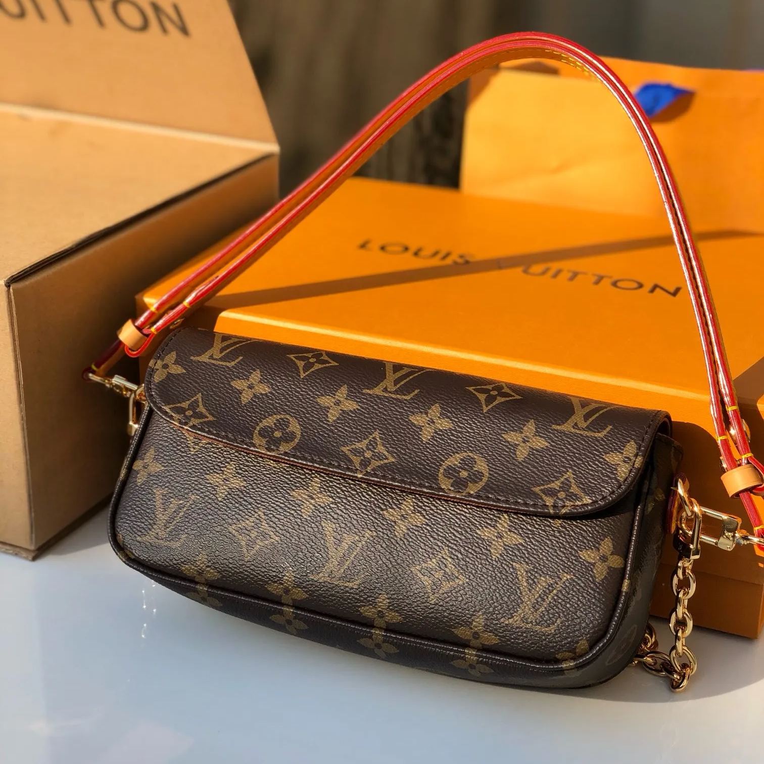 LV 路易威登 WALLET ON CHAIN IVY 新款 IVY 肩背包 M81911