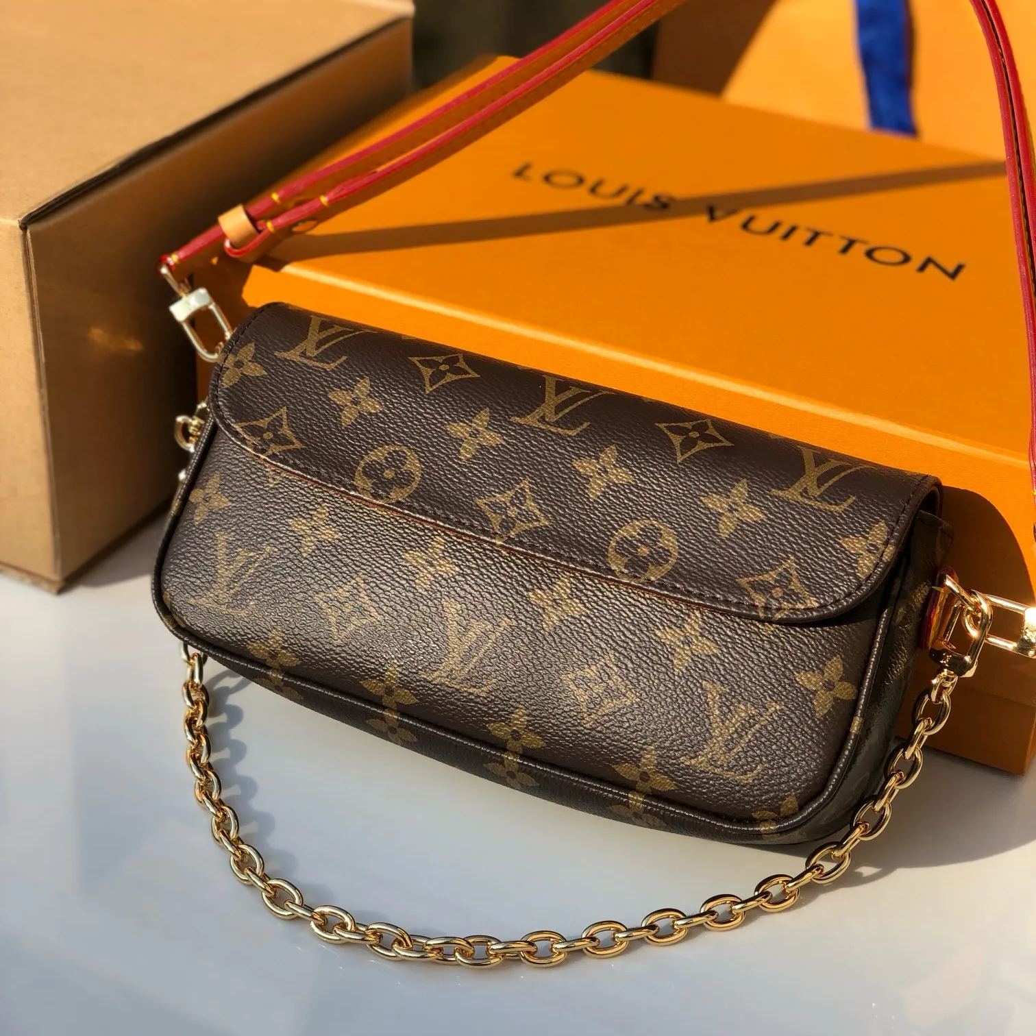 LV 路易威登 WALLET ON CHAIN IVY 新款 IVY 肩背包 M81911