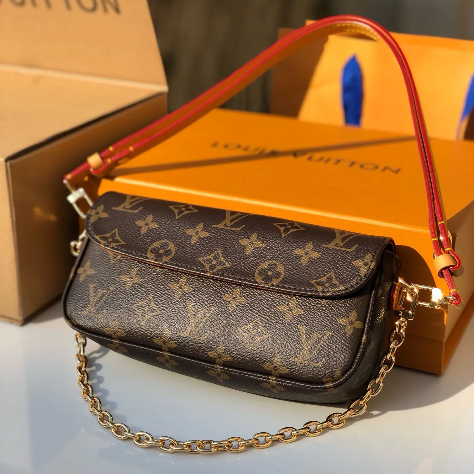LV 路易威登 WALLET ON CHAIN IVY 新款 IVY 肩背包 M81911