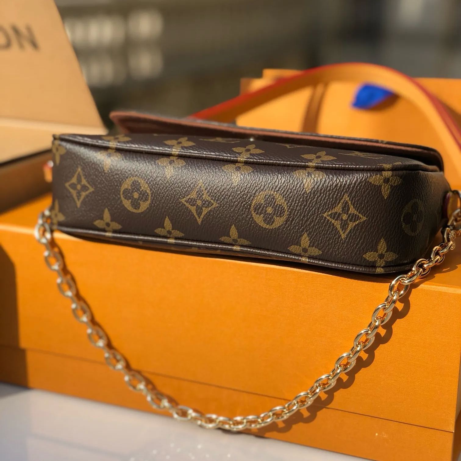 LV 路易威登 WALLET ON CHAIN IVY 新款 IVY 肩背包 M81911