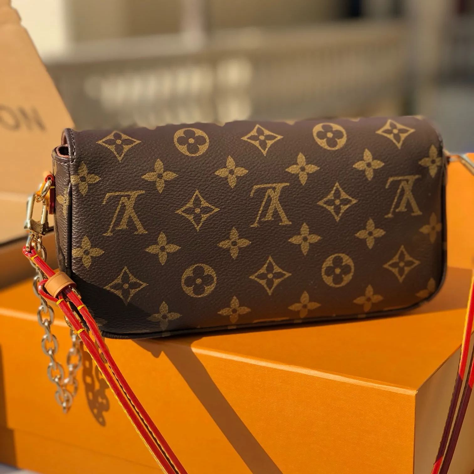 LV 路易威登 WALLET ON CHAIN IVY 新款 IVY 肩背包 M81911