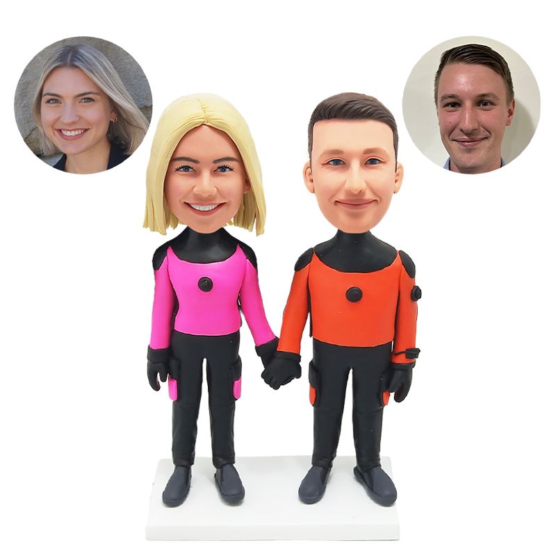 custom bobblehead couple holding hands