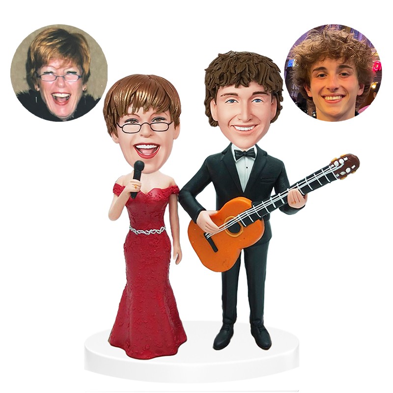 bobblehead custom performing couple on stage