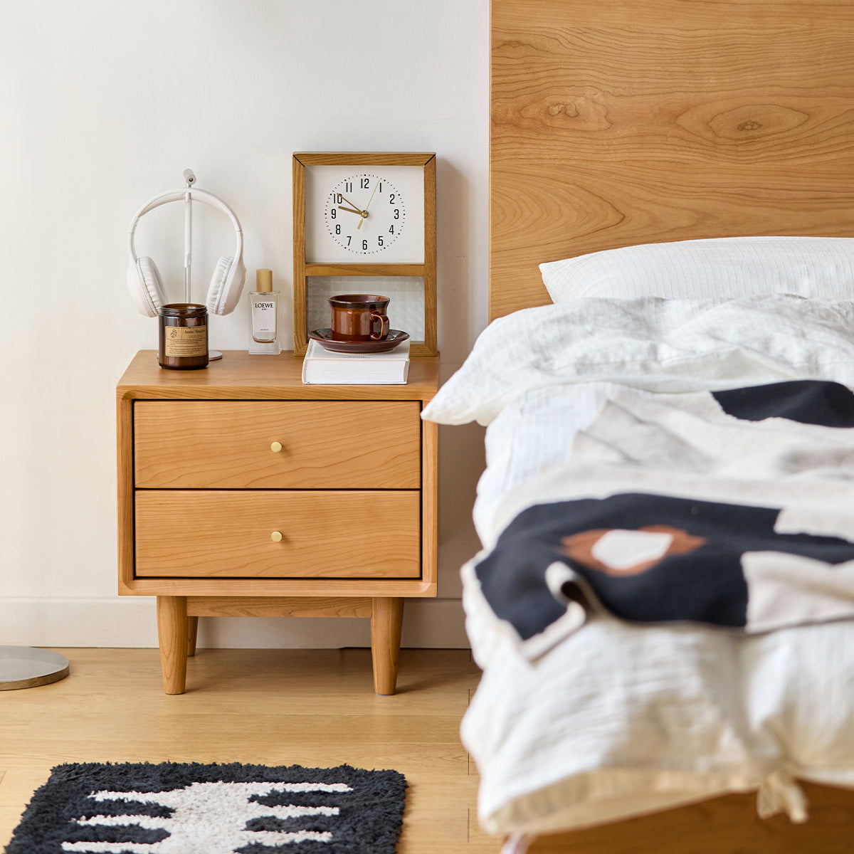 美品 CAGUUU チェリー材 サイドテーブル ナイトテーブル シンプル CAGUUU チェリー材 サイドテーブル ナイトテーブル シンプル