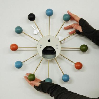 ポップデザインウッドボールスチール針ウォールクロック