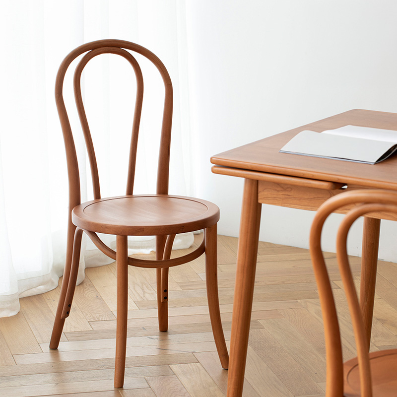 ブナ材 ベントウッドチェア | 優美な曲線と落ち着いた佇まいが魅力