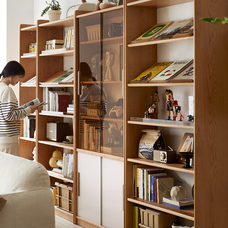 チェリー材 多機能ガラス扉ブックシェルフ | 空間を格上げする洗練され