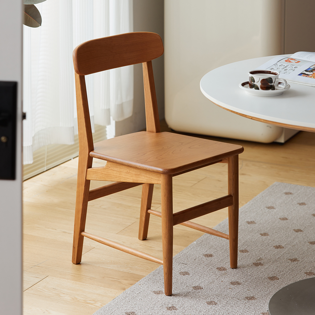 チェリーウッドダイニングチェア | 安定感と高級感を兼ね備えた一脚