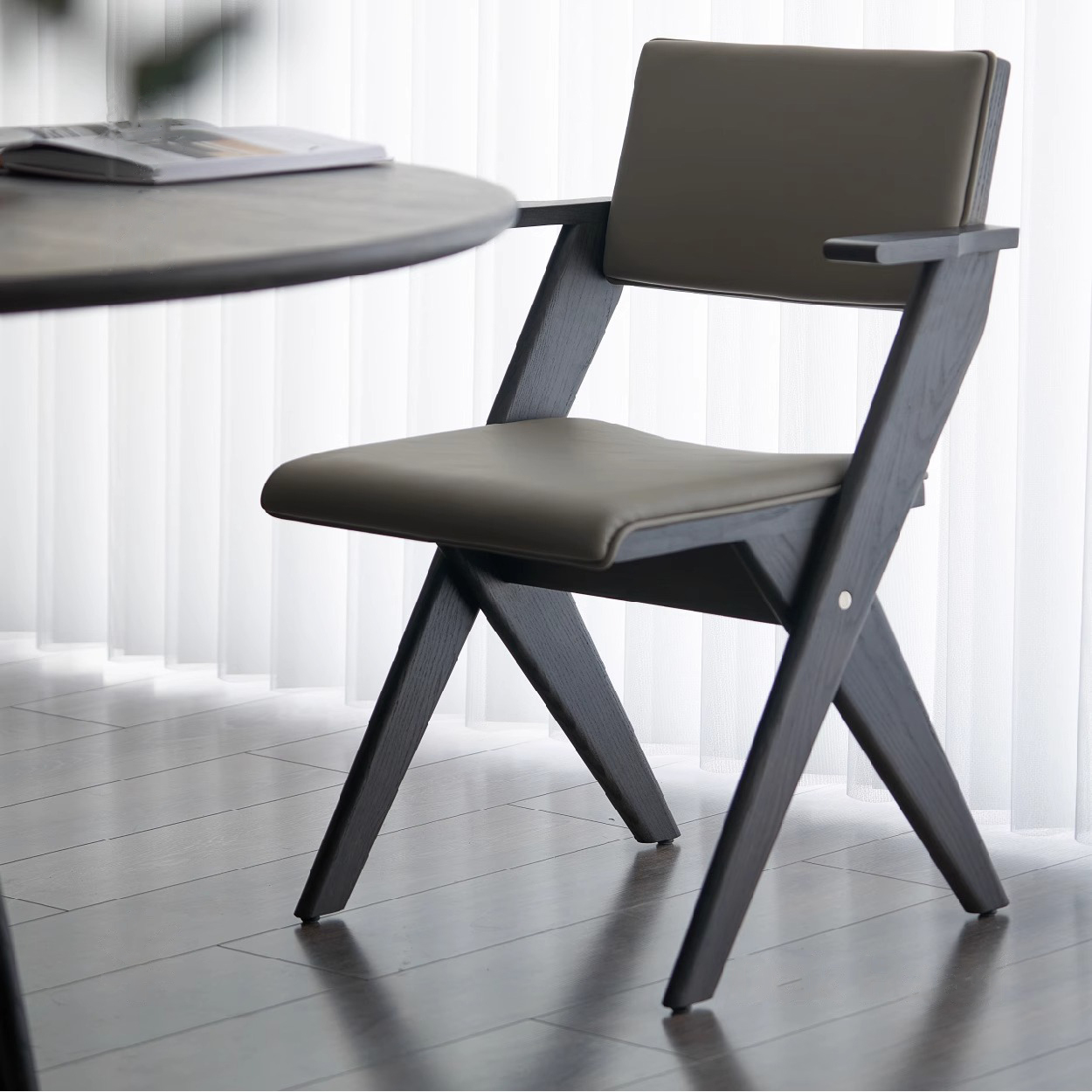 肘掛け木製ダイニングチェア