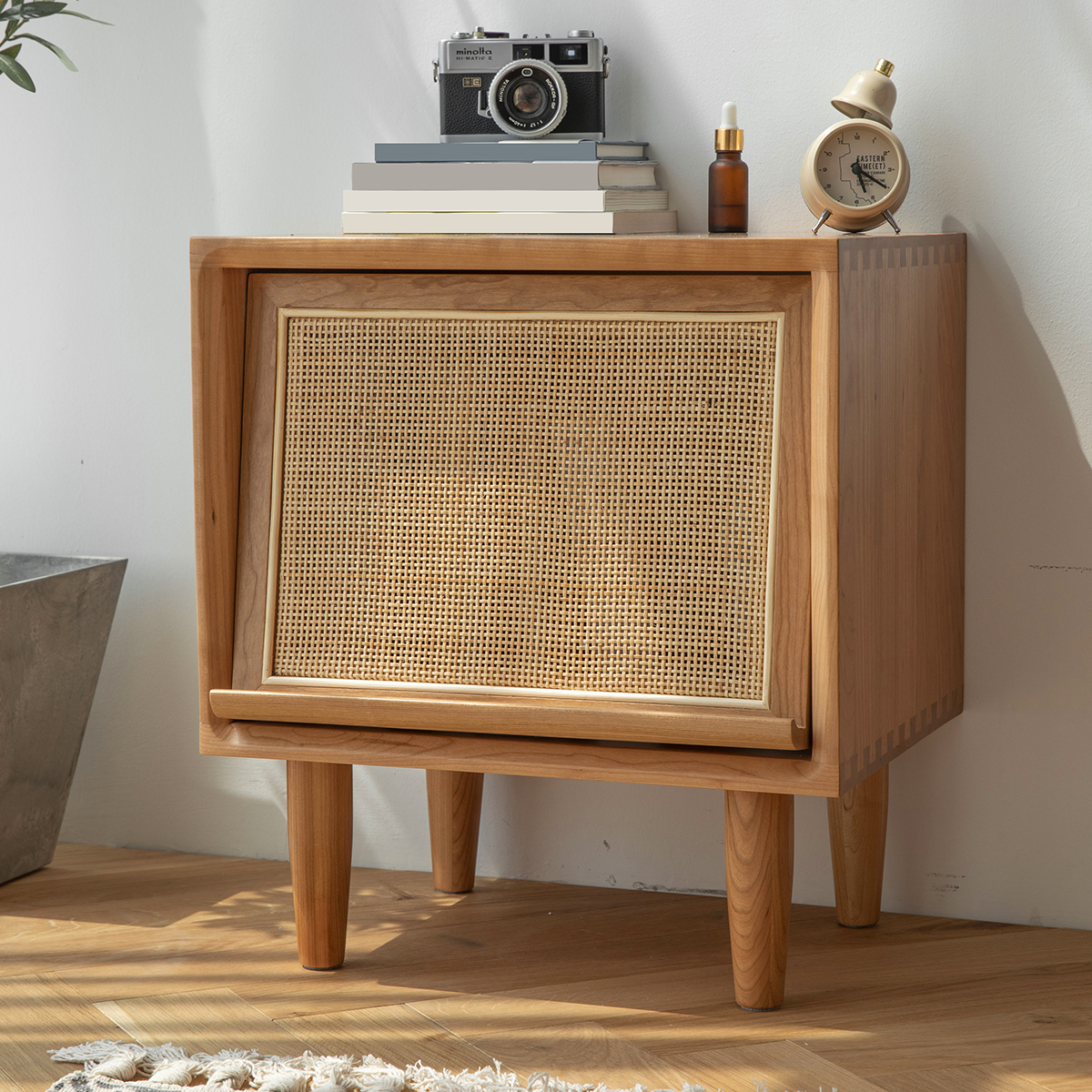 Woody Prime Cherry 木製ラタン調ナイトキャビネット | チェリー材と