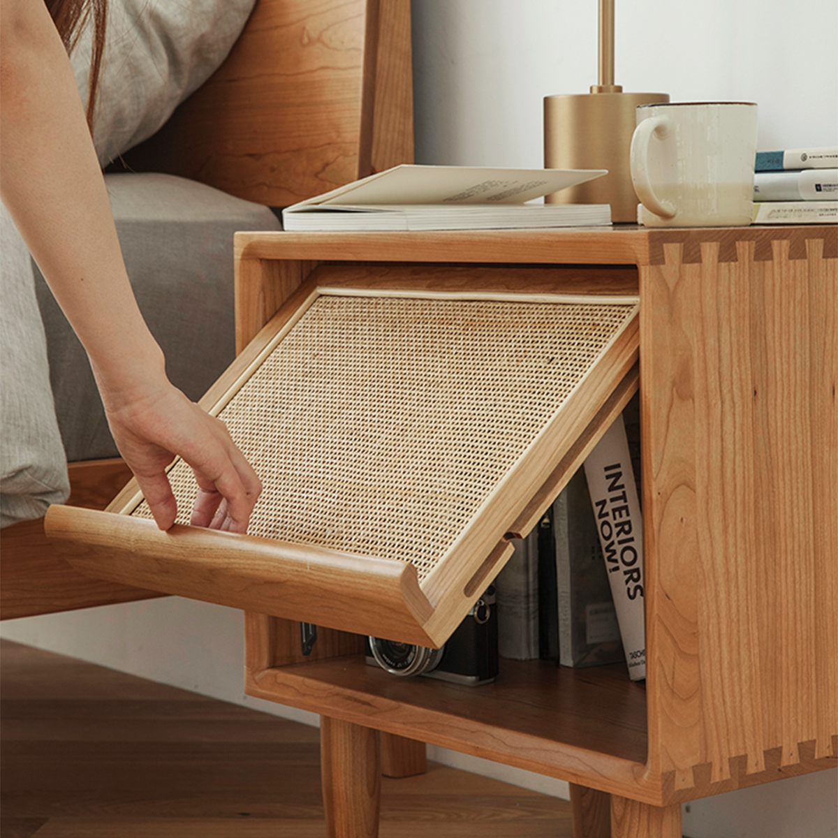 Woody Prime Cherry 木製ラタン調ナイトキャビネット | チェリー材と