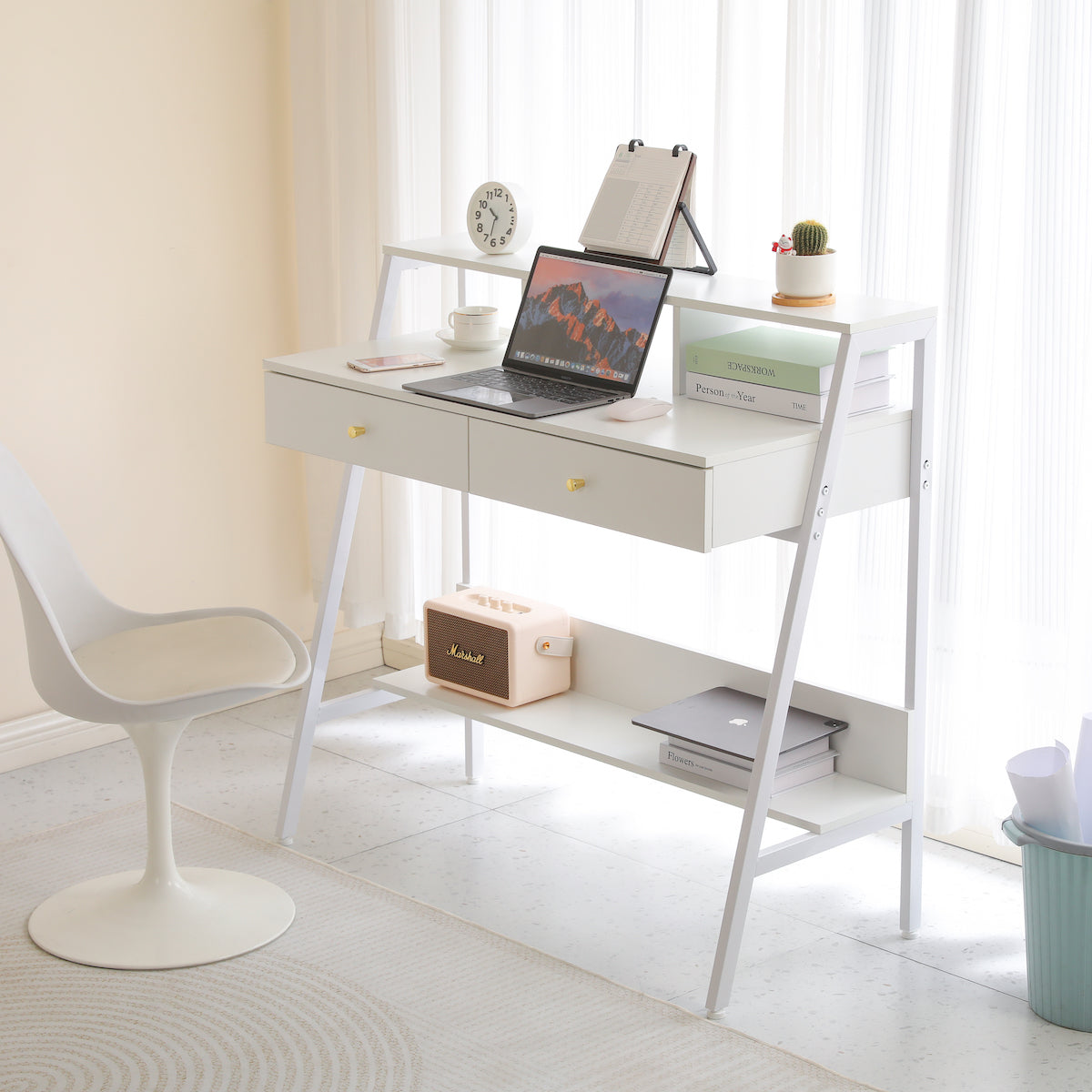 木目風足置き板付きワークデスク｜防水・耐傷性天板×足元サポート設計