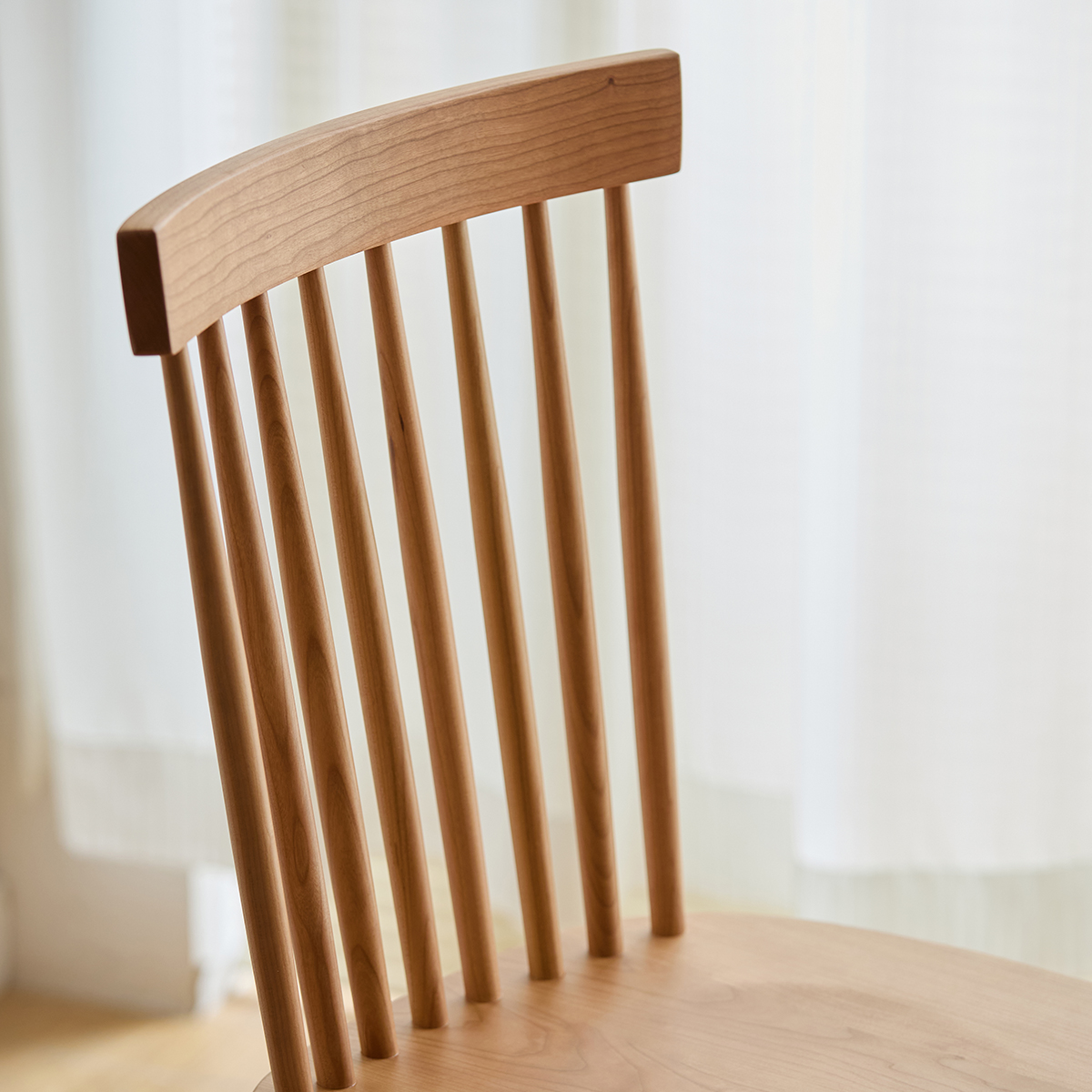 格子調ウッドダイニングチェア | チェリー材の質感を活かした上品な