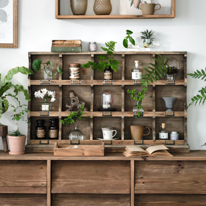 ネームプレート付きキャビネット | スギ材の自然な木目と高い耐久性を