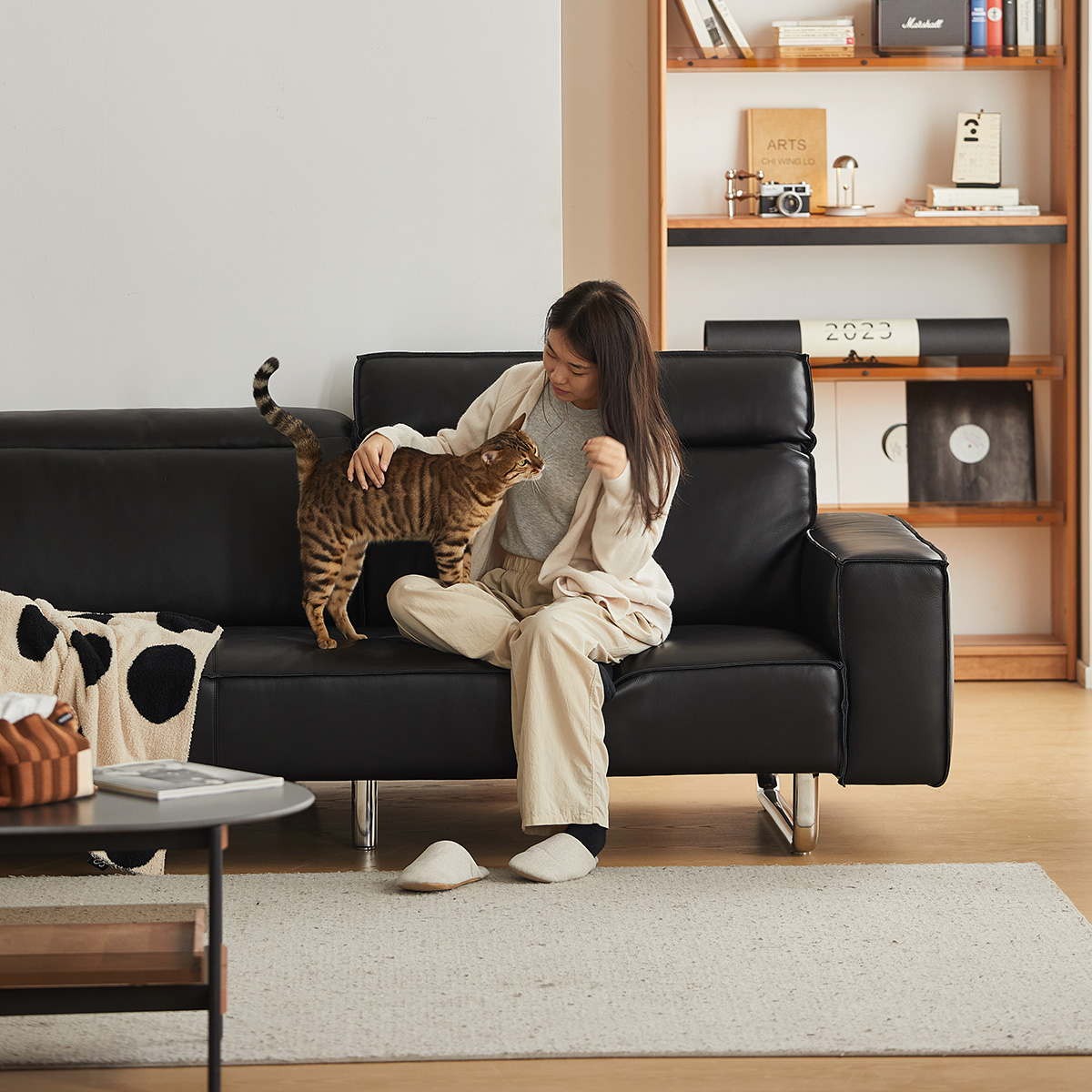 ステンレス脚本革ブラッククッションソファ【カスタマイズ可】