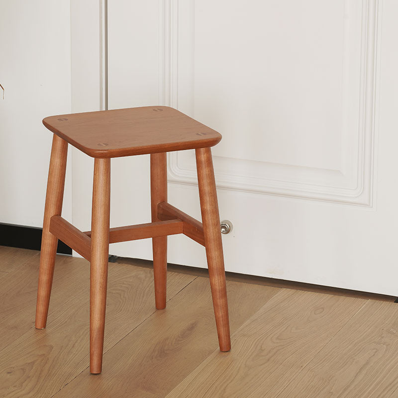 Woody Prime Cherry スクエアウッドスツール | コンパクトでも安定感の