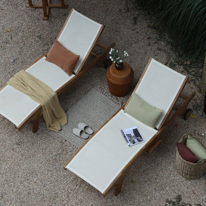 キャスター付き屋外用リクライニングチェア | チーク材の質感が映える