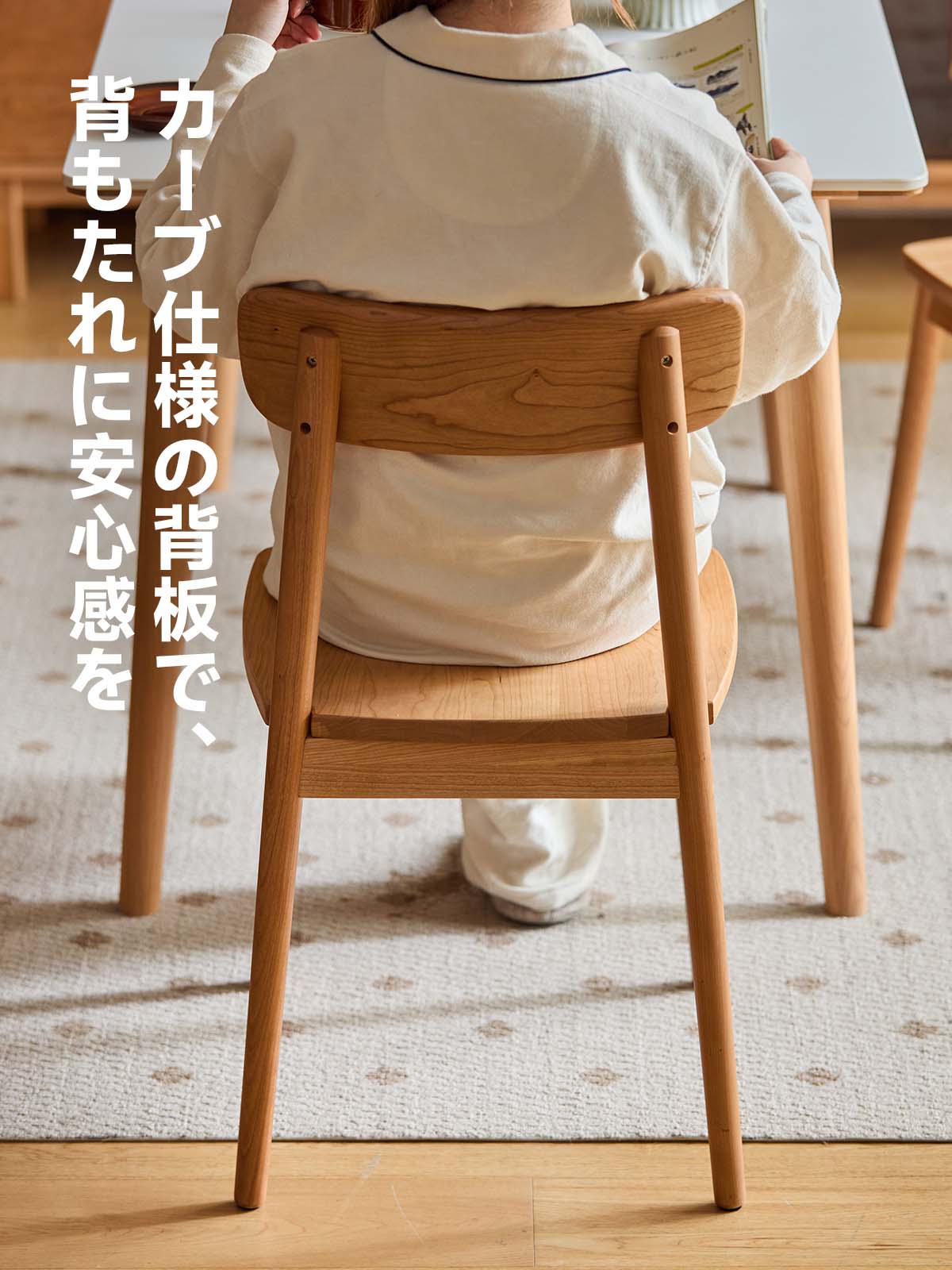 クラシックウッドダイニングチェア | 快適な座り心地と洗練された存在