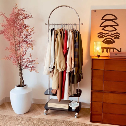 二段棚付きハンガーラック | ヴィンテージ感と実用性を両立した収納力