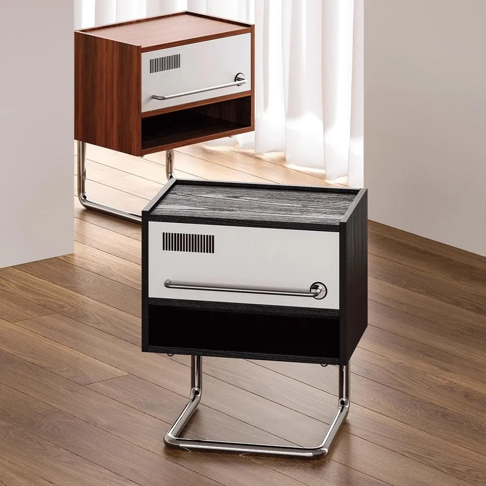 スピーカーデザインナイトテーブル | 端正な佇まいに実用的な仕分け力