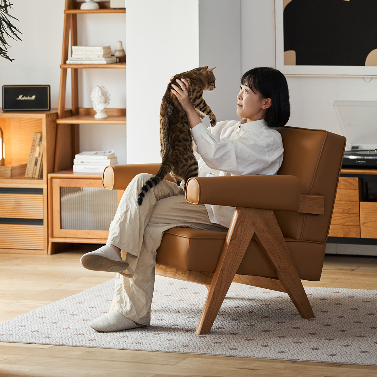 ウッドアームスクエアソファチェア | チェリー材の美しさが際立つ