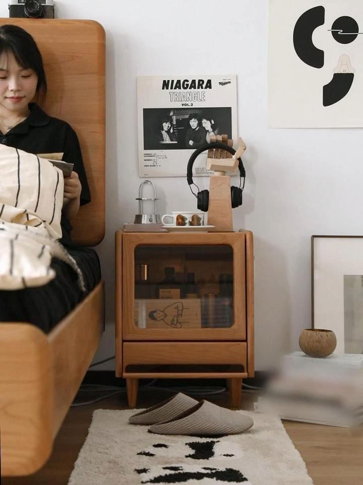 チェリー材 レトロガラスベッドサイドキャビネット