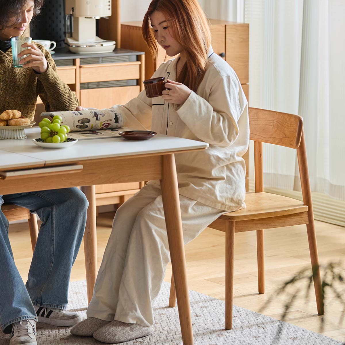 クラシックウッドダイニングチェア | 快適な座り心地と洗練された存在